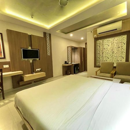 Hotel Kuber Palace ! Puri Near-Sea-Beach-And-Temple Fully-Air-Conditioned-Hotel With-Lift-And-Parking-Facility ภายนอก รูปภาพ
