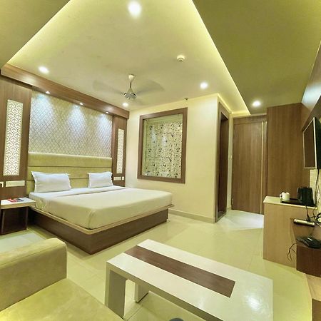 Hotel Kuber Palace ! Puri Near-Sea-Beach-And-Temple Fully-Air-Conditioned-Hotel With-Lift-And-Parking-Facility ภายนอก รูปภาพ