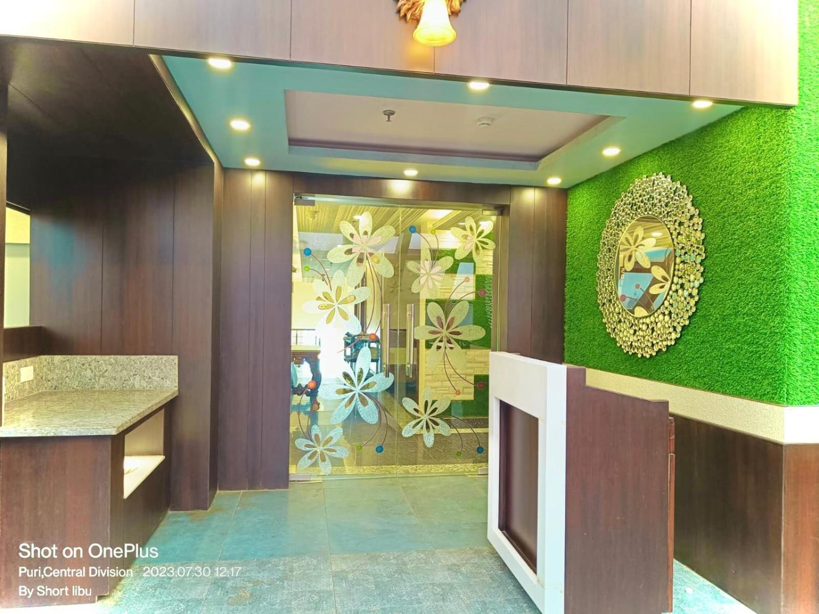 Hotel Kuber Palace ! Puri Near-Sea-Beach-And-Temple Fully-Air-Conditioned-Hotel With-Lift-And-Parking-Facility ภายนอก รูปภาพ