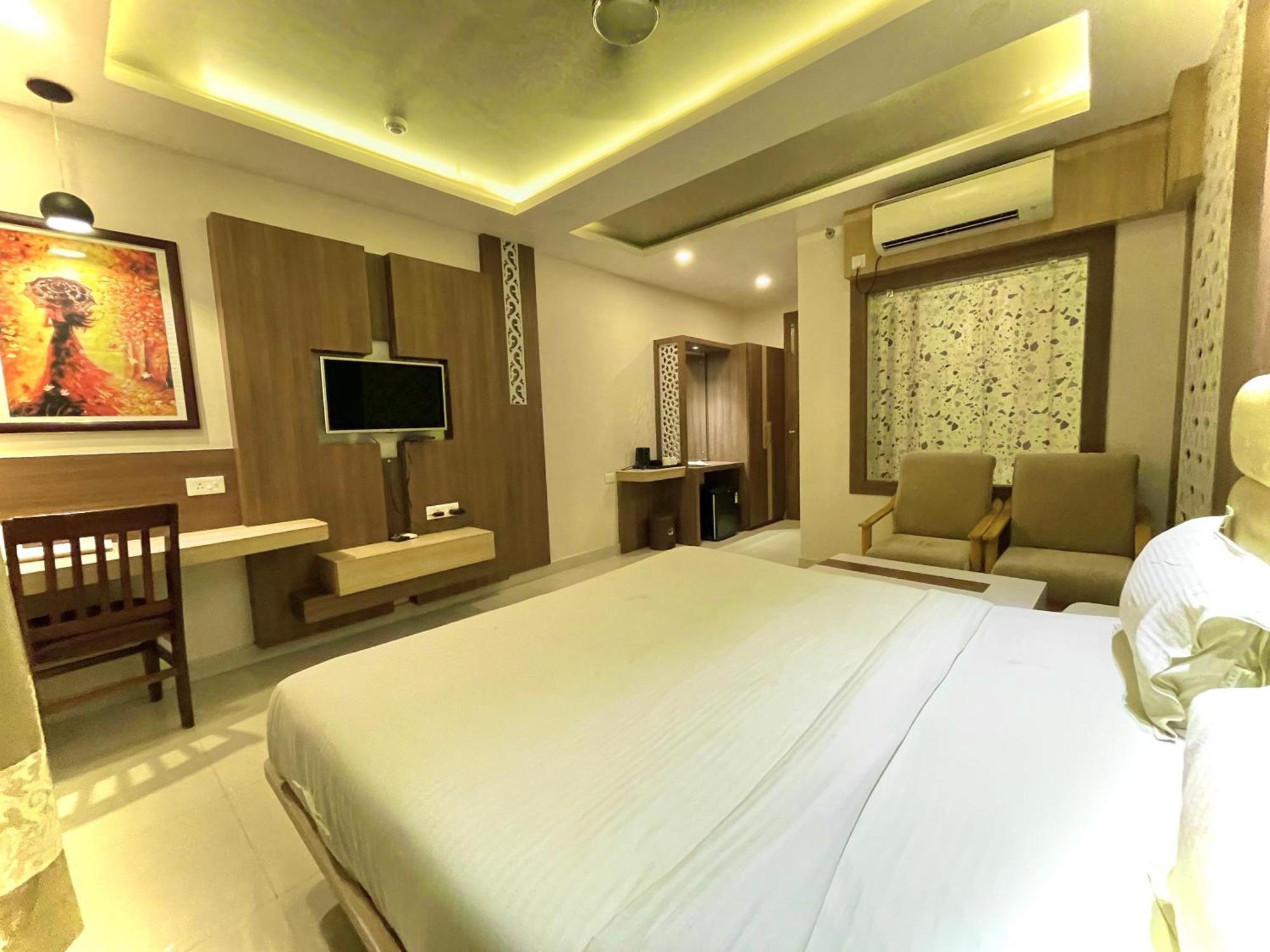 Hotel Kuber Palace ! Puri Near-Sea-Beach-And-Temple Fully-Air-Conditioned-Hotel With-Lift-And-Parking-Facility ภายนอก รูปภาพ
