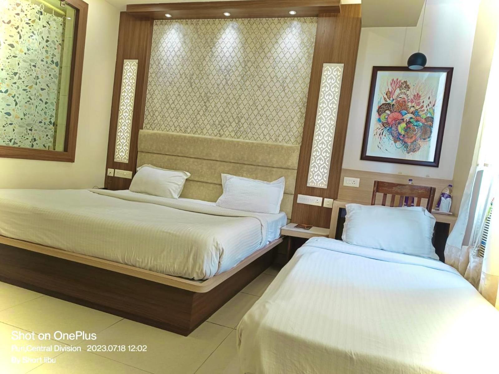 Hotel Kuber Palace ! Puri Near-Sea-Beach-And-Temple Fully-Air-Conditioned-Hotel With-Lift-And-Parking-Facility ภายนอก รูปภาพ