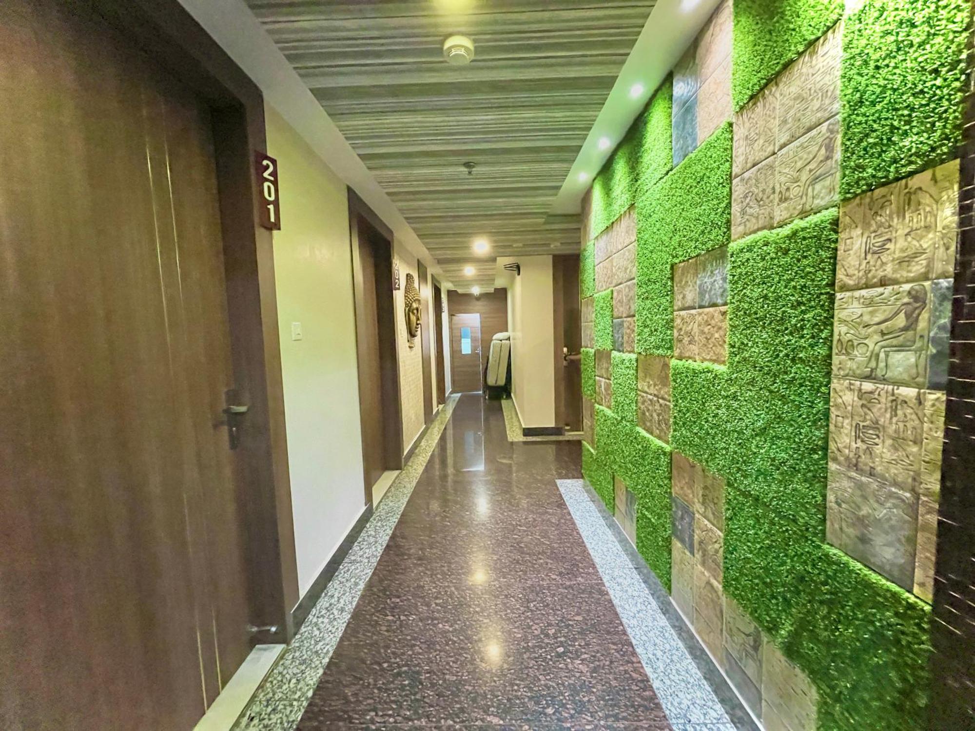 Hotel Kuber Palace ! Puri Near-Sea-Beach-And-Temple Fully-Air-Conditioned-Hotel With-Lift-And-Parking-Facility ภายนอก รูปภาพ