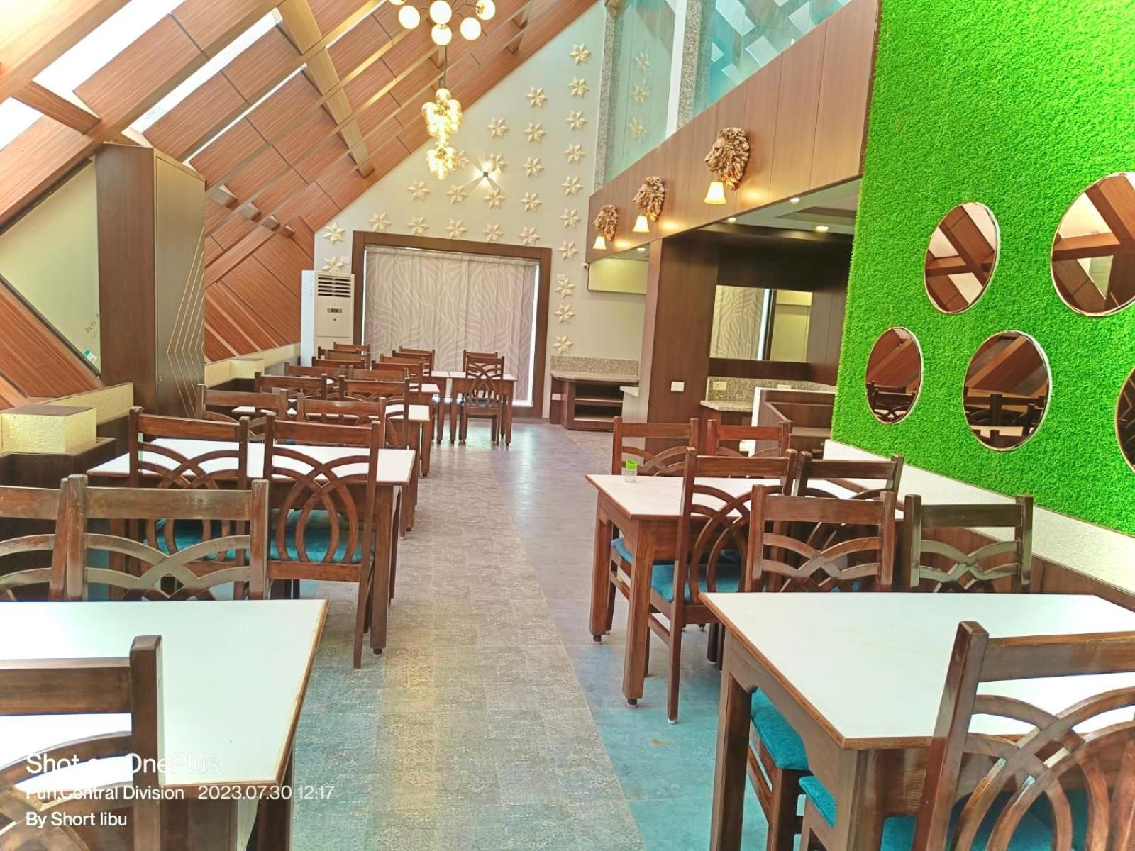 Hotel Kuber Palace ! Puri Near-Sea-Beach-And-Temple Fully-Air-Conditioned-Hotel With-Lift-And-Parking-Facility ภายนอก รูปภาพ