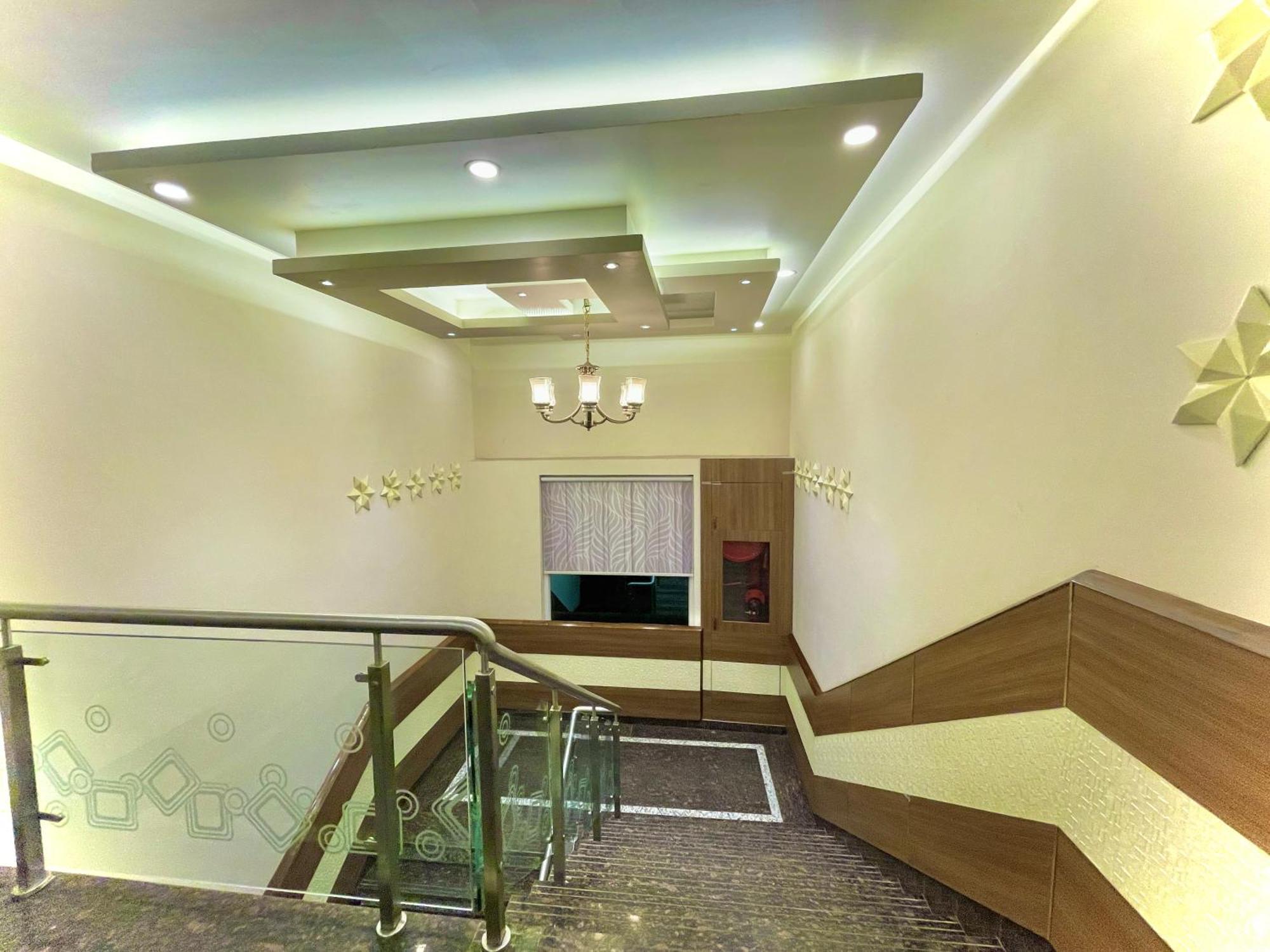Hotel Kuber Palace ! Puri Near-Sea-Beach-And-Temple Fully-Air-Conditioned-Hotel With-Lift-And-Parking-Facility ภายนอก รูปภาพ