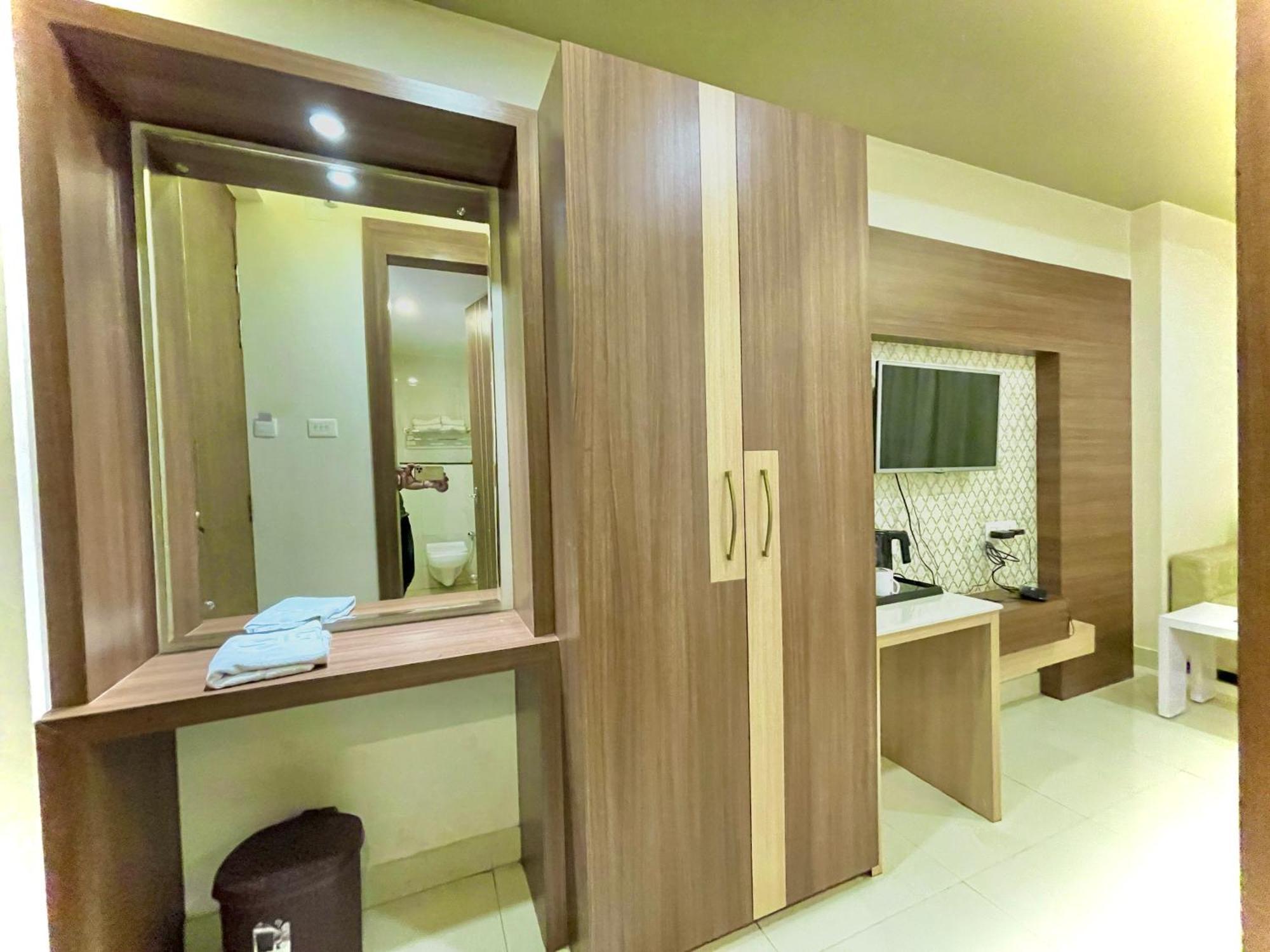 Hotel Kuber Palace ! Puri Near-Sea-Beach-And-Temple Fully-Air-Conditioned-Hotel With-Lift-And-Parking-Facility ภายนอก รูปภาพ