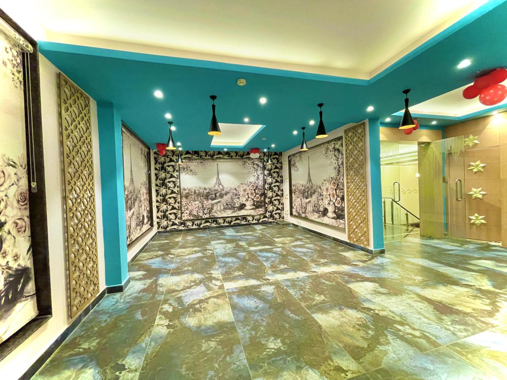 Hotel Kuber Palace ! Puri Near-Sea-Beach-And-Temple Fully-Air-Conditioned-Hotel With-Lift-And-Parking-Facility ภายนอก รูปภาพ