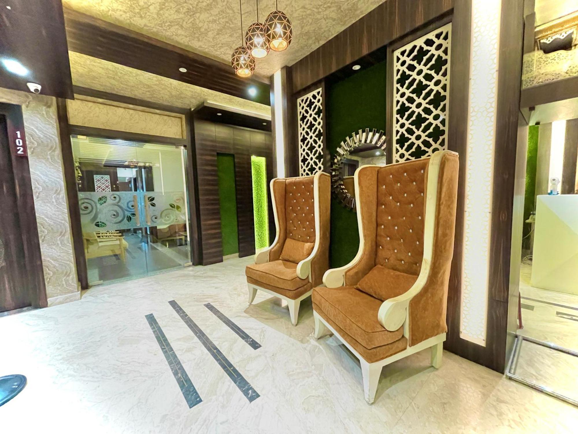 Hotel Kuber Palace ! Puri Near-Sea-Beach-And-Temple Fully-Air-Conditioned-Hotel With-Lift-And-Parking-Facility ภายนอก รูปภาพ