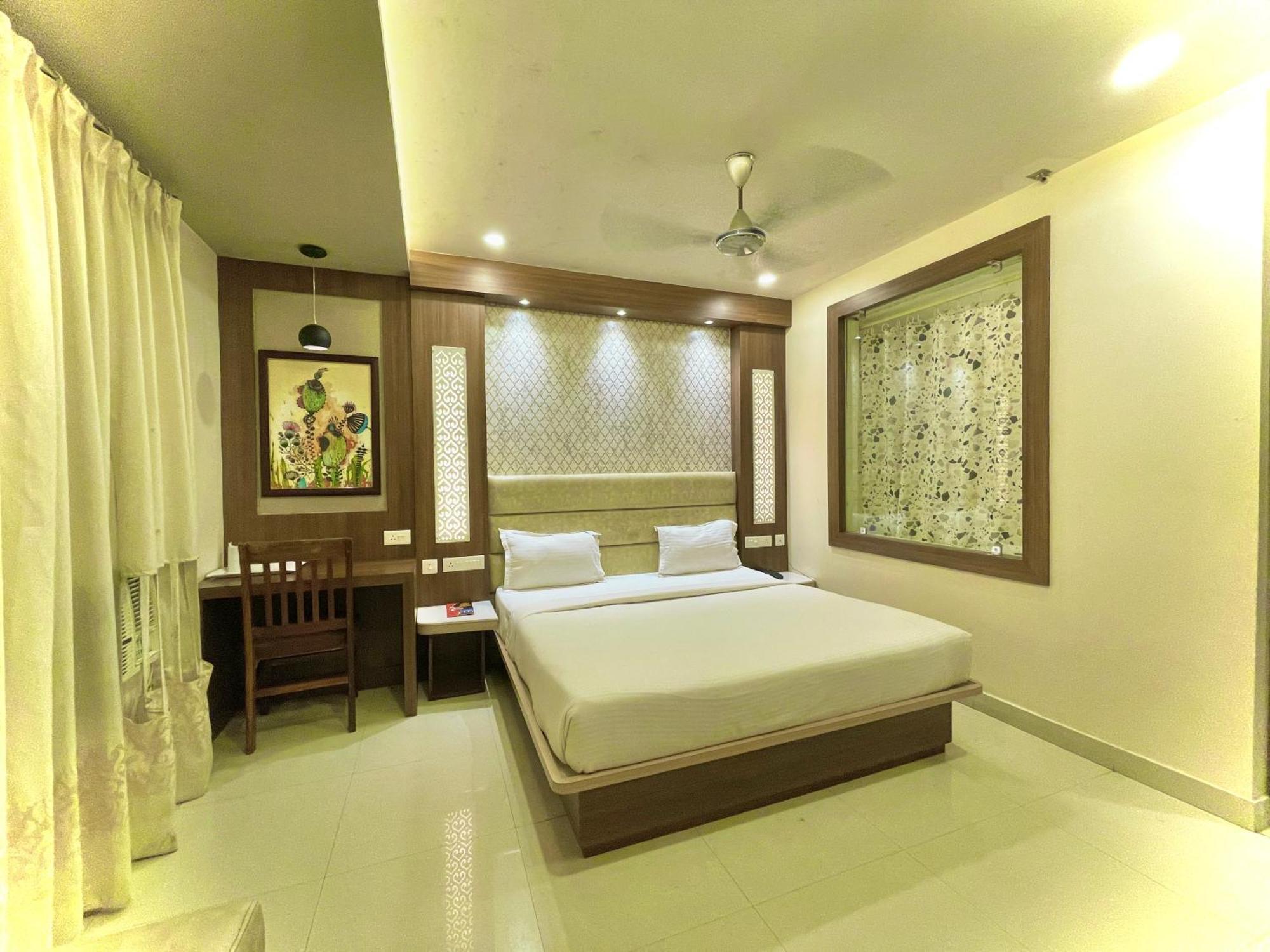 Hotel Kuber Palace ! Puri Near-Sea-Beach-And-Temple Fully-Air-Conditioned-Hotel With-Lift-And-Parking-Facility ภายนอก รูปภาพ