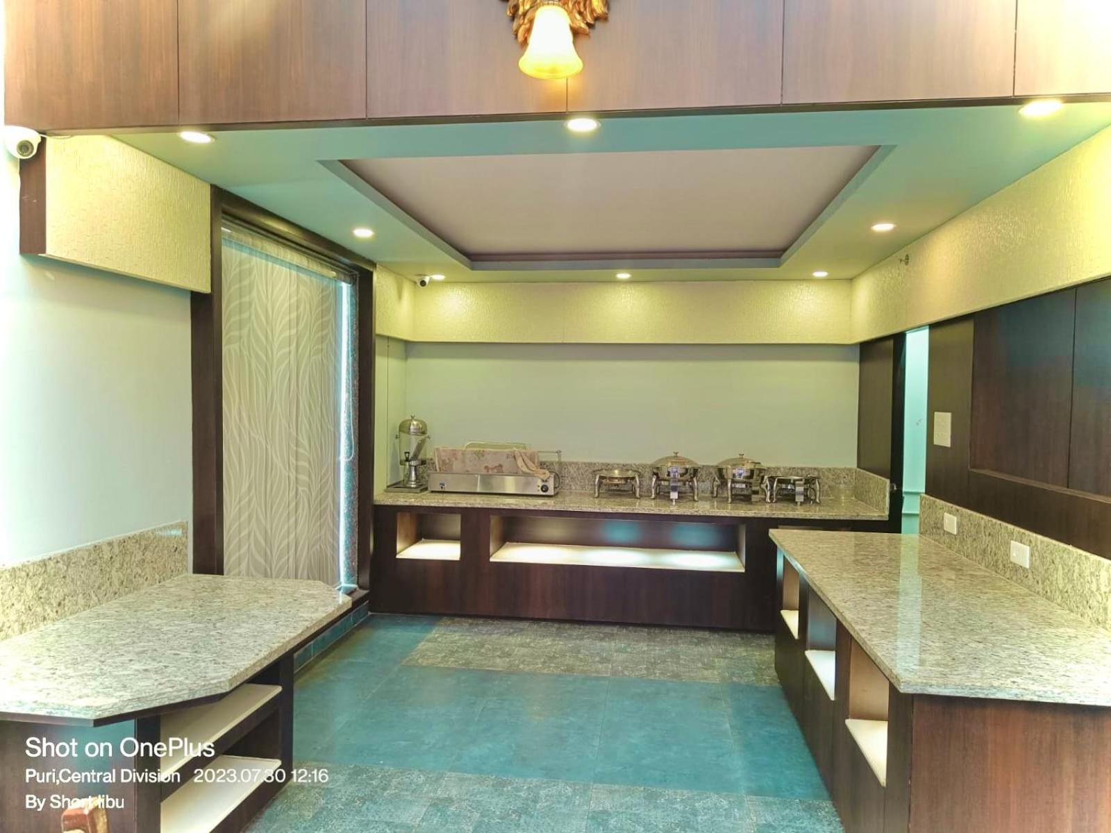 Hotel Kuber Palace ! Puri Near-Sea-Beach-And-Temple Fully-Air-Conditioned-Hotel With-Lift-And-Parking-Facility ภายนอก รูปภาพ