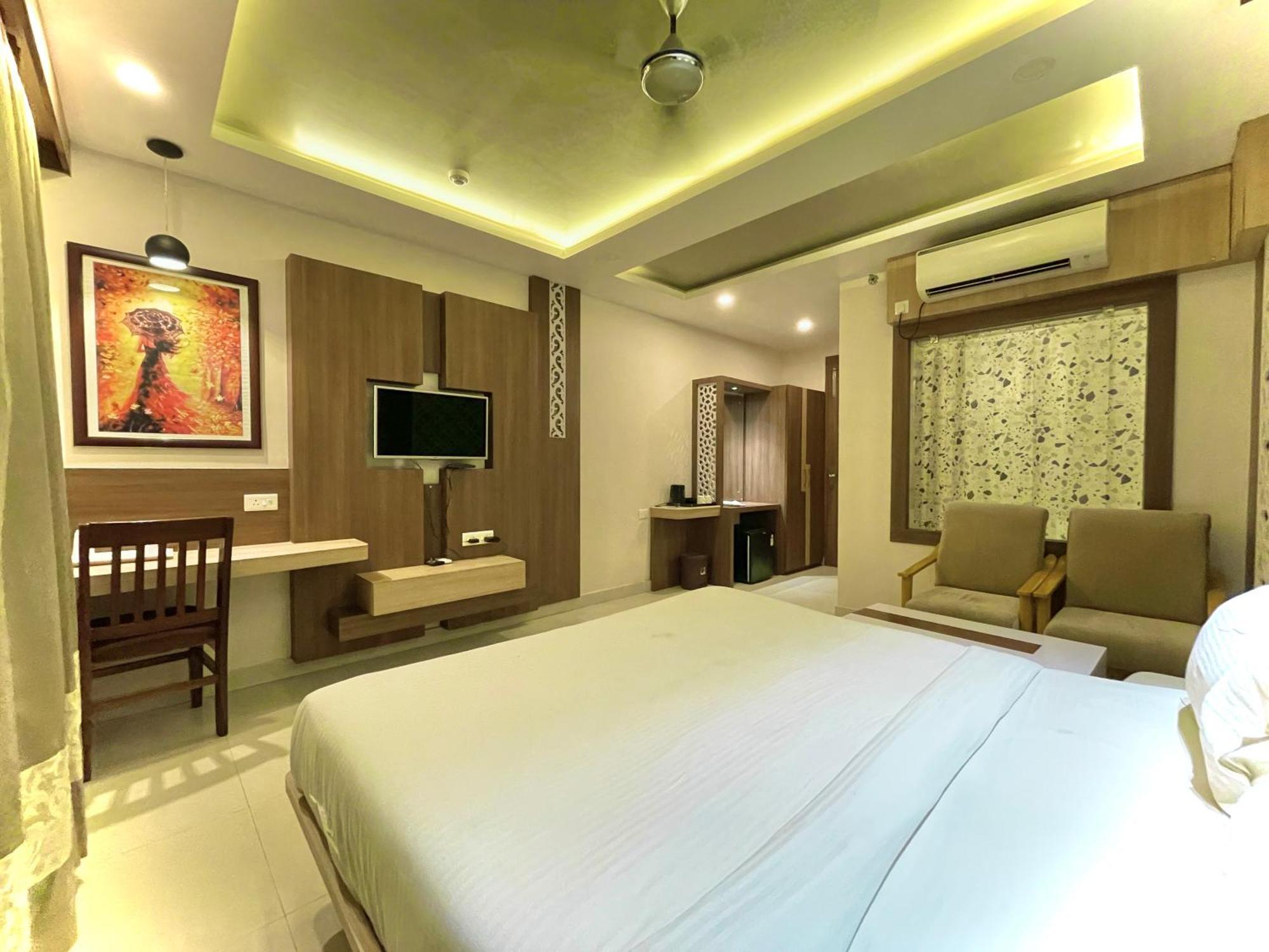 Hotel Kuber Palace ! Puri Near-Sea-Beach-And-Temple Fully-Air-Conditioned-Hotel With-Lift-And-Parking-Facility ภายนอก รูปภาพ