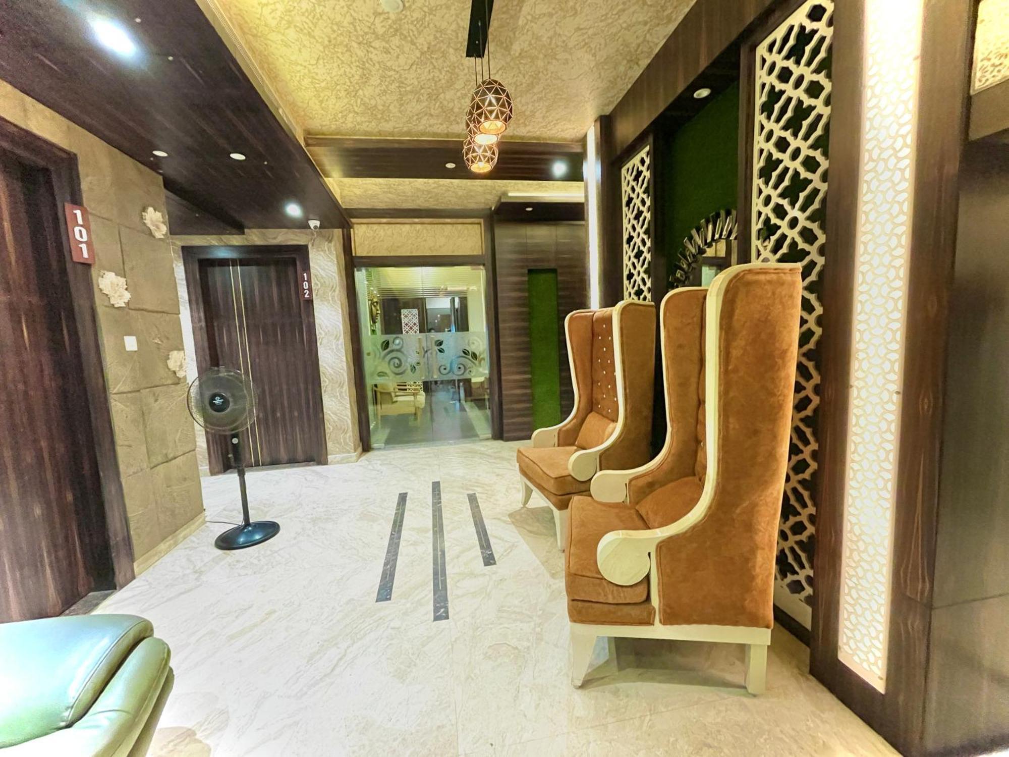 Hotel Kuber Palace ! Puri Near-Sea-Beach-And-Temple Fully-Air-Conditioned-Hotel With-Lift-And-Parking-Facility ภายนอก รูปภาพ