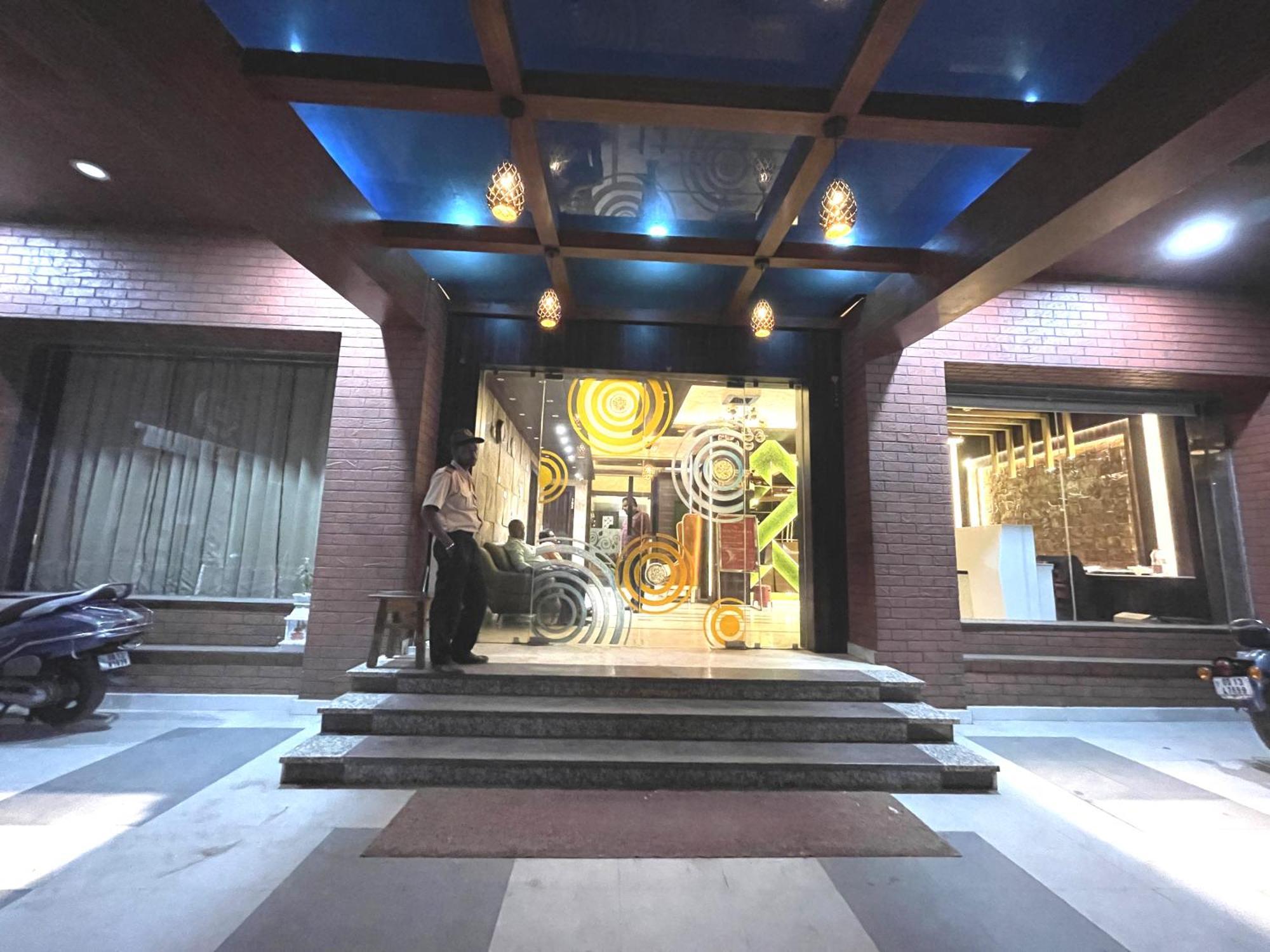 Hotel Kuber Palace ! Puri Near-Sea-Beach-And-Temple Fully-Air-Conditioned-Hotel With-Lift-And-Parking-Facility ภายนอก รูปภาพ