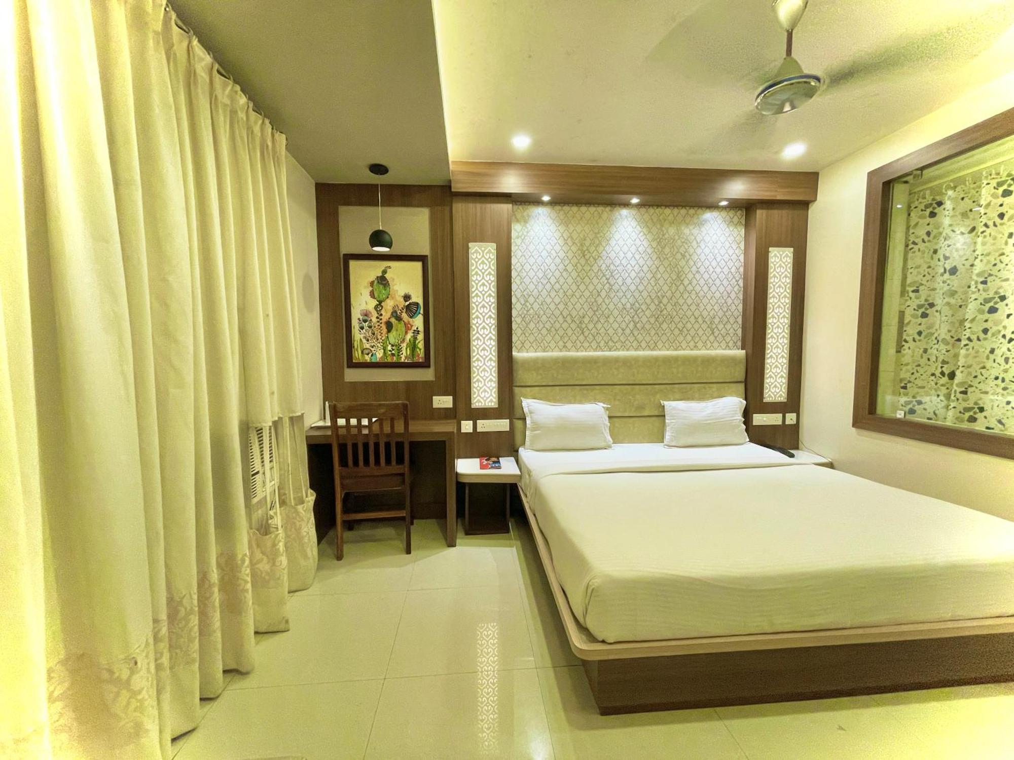 Hotel Kuber Palace ! Puri Near-Sea-Beach-And-Temple Fully-Air-Conditioned-Hotel With-Lift-And-Parking-Facility ภายนอก รูปภาพ