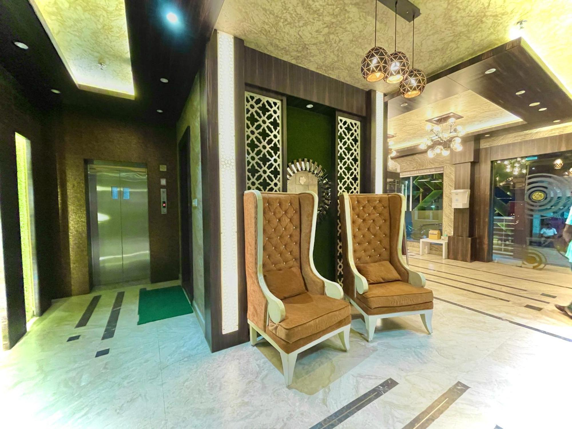 Hotel Kuber Palace ! Puri Near-Sea-Beach-And-Temple Fully-Air-Conditioned-Hotel With-Lift-And-Parking-Facility ภายนอก รูปภาพ