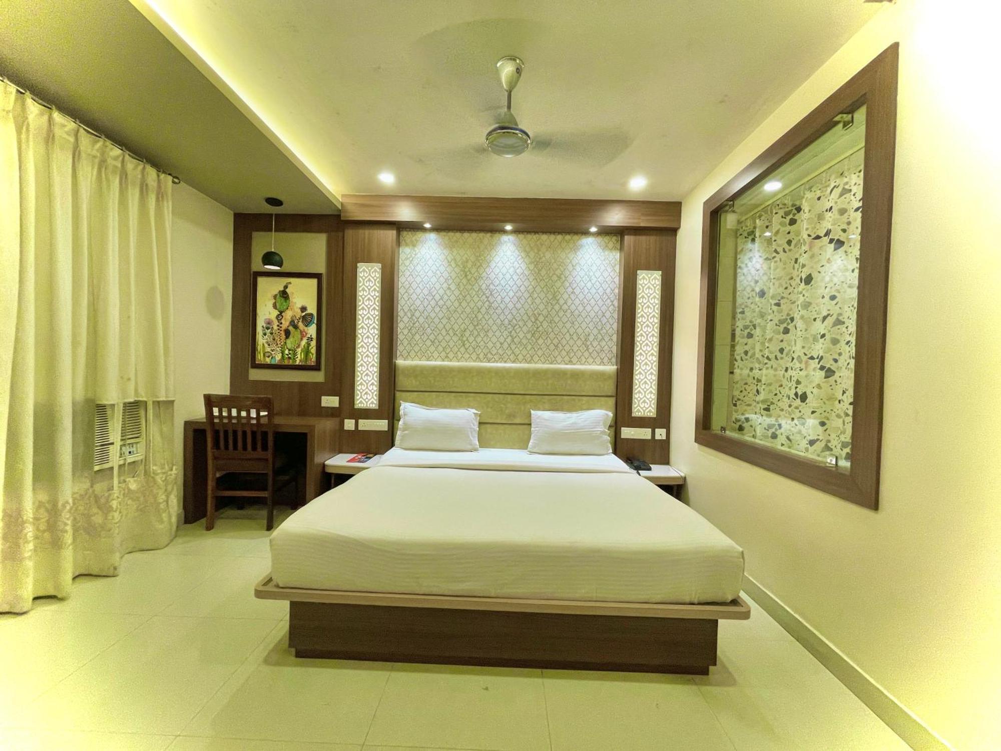Hotel Kuber Palace ! Puri Near-Sea-Beach-And-Temple Fully-Air-Conditioned-Hotel With-Lift-And-Parking-Facility ภายนอก รูปภาพ