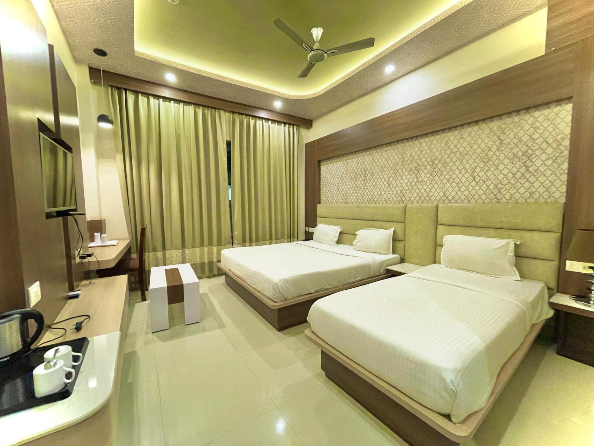 Hotel Kuber Palace ! Puri Near-Sea-Beach-And-Temple Fully-Air-Conditioned-Hotel With-Lift-And-Parking-Facility ภายนอก รูปภาพ