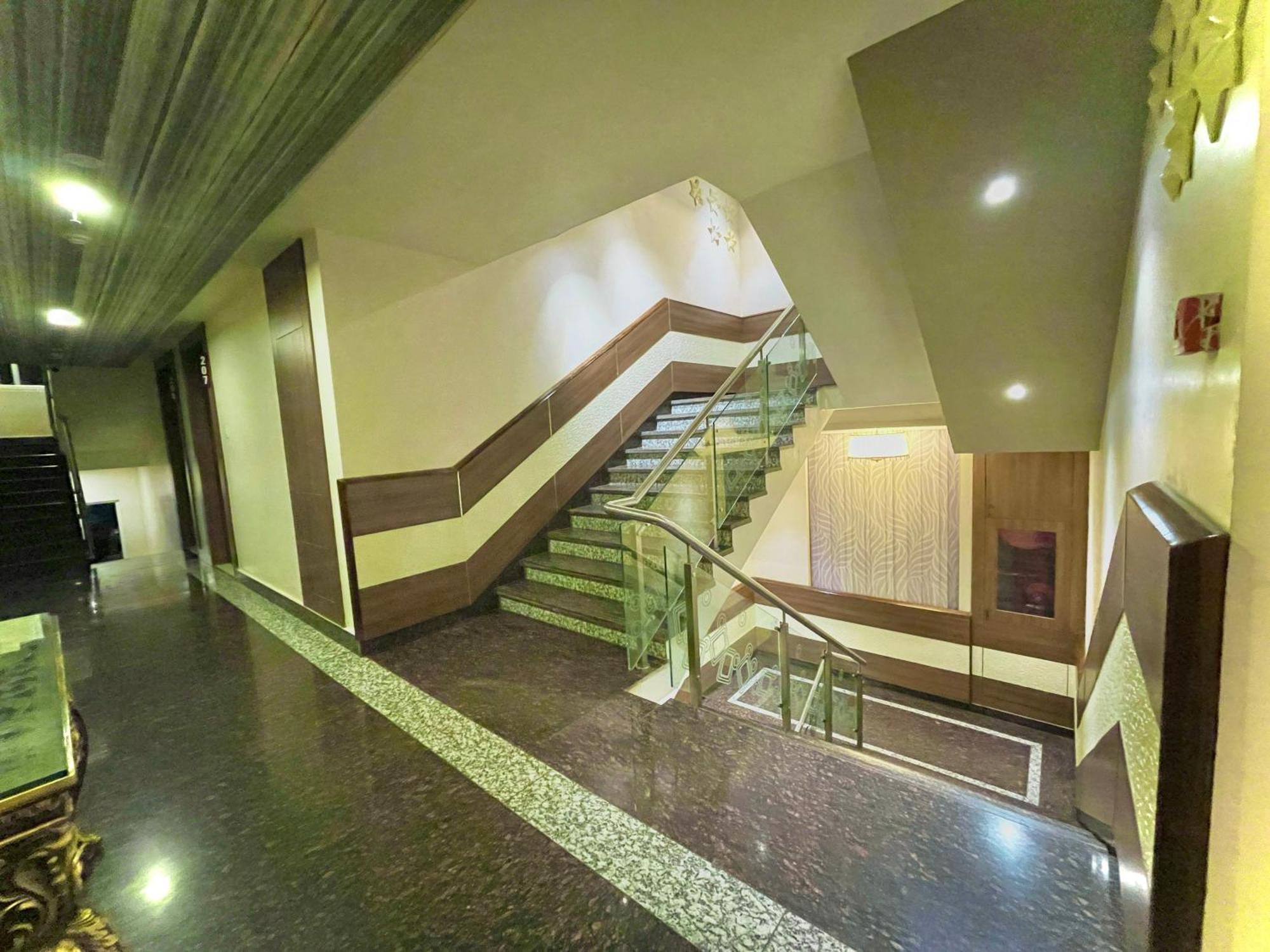 Hotel Kuber Palace ! Puri Near-Sea-Beach-And-Temple Fully-Air-Conditioned-Hotel With-Lift-And-Parking-Facility ภายนอก รูปภาพ