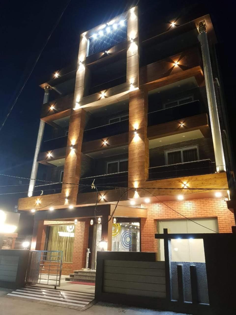 Hotel Kuber Palace ! Puri Near-Sea-Beach-And-Temple Fully-Air-Conditioned-Hotel With-Lift-And-Parking-Facility ภายนอก รูปภาพ