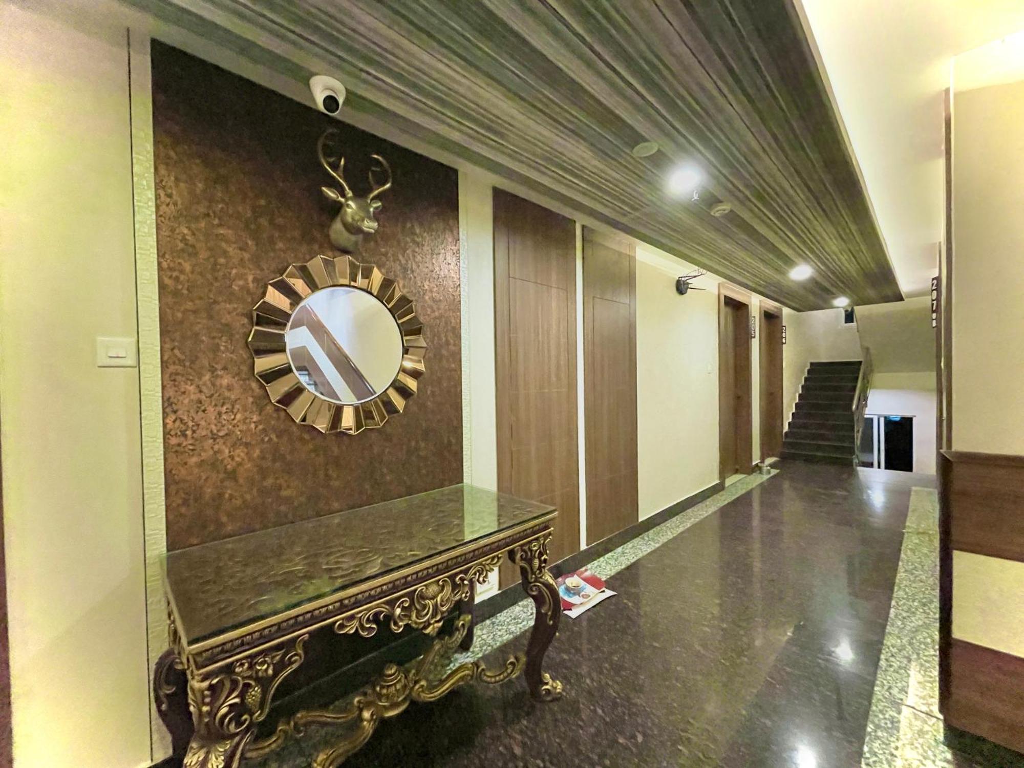 Hotel Kuber Palace ! Puri Near-Sea-Beach-And-Temple Fully-Air-Conditioned-Hotel With-Lift-And-Parking-Facility ภายนอก รูปภาพ