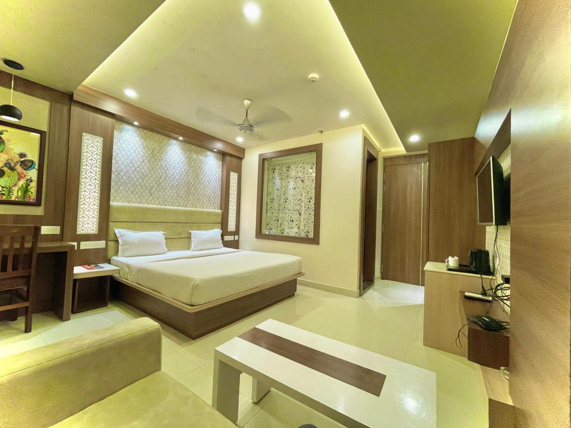 Hotel Kuber Palace ! Puri Near-Sea-Beach-And-Temple Fully-Air-Conditioned-Hotel With-Lift-And-Parking-Facility ภายนอก รูปภาพ