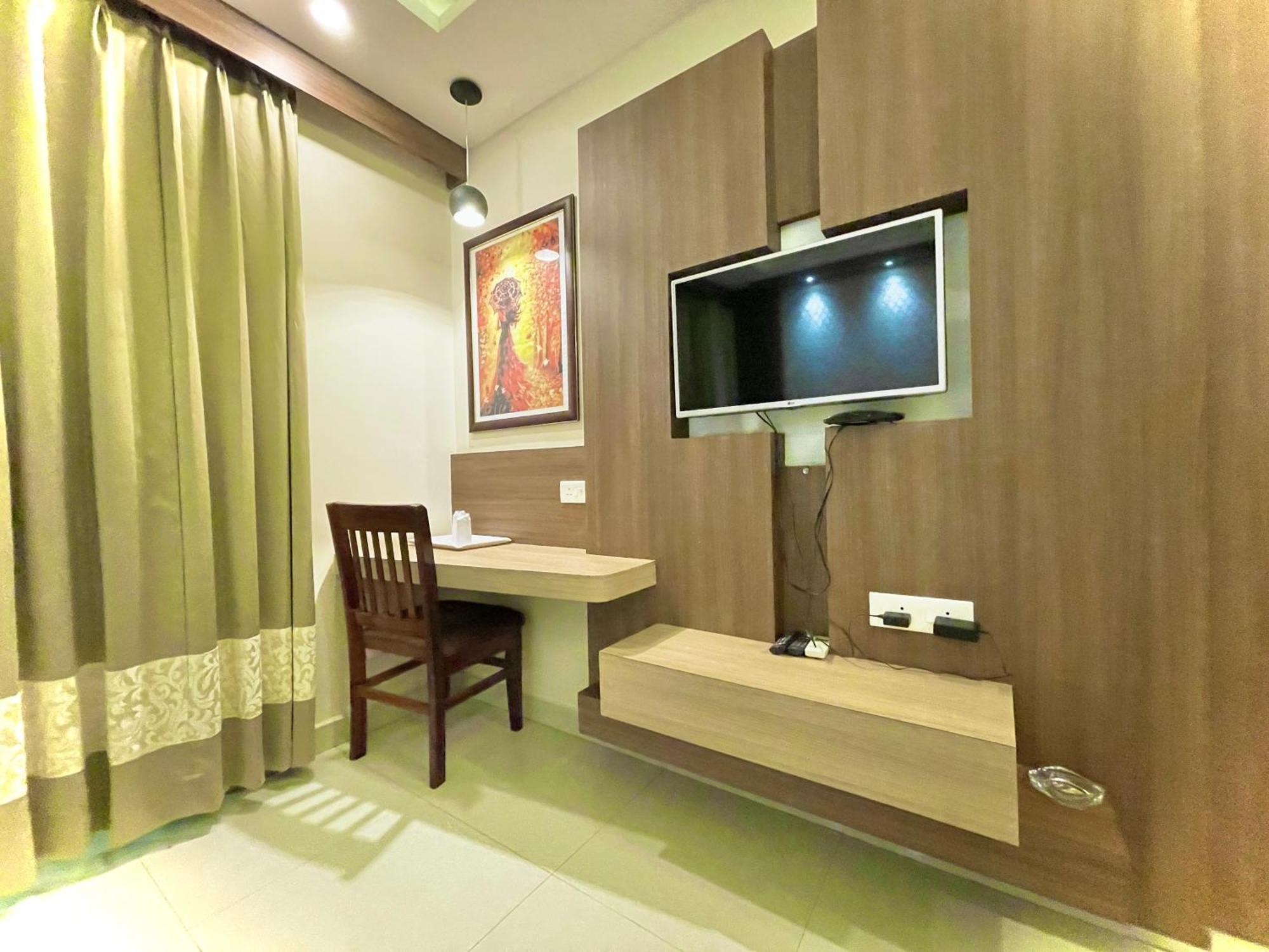 Hotel Kuber Palace ! Puri Near-Sea-Beach-And-Temple Fully-Air-Conditioned-Hotel With-Lift-And-Parking-Facility ภายนอก รูปภาพ