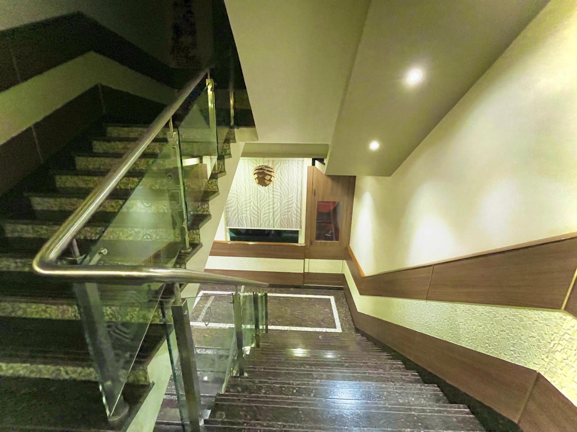 Hotel Kuber Palace ! Puri Near-Sea-Beach-And-Temple Fully-Air-Conditioned-Hotel With-Lift-And-Parking-Facility ภายนอก รูปภาพ