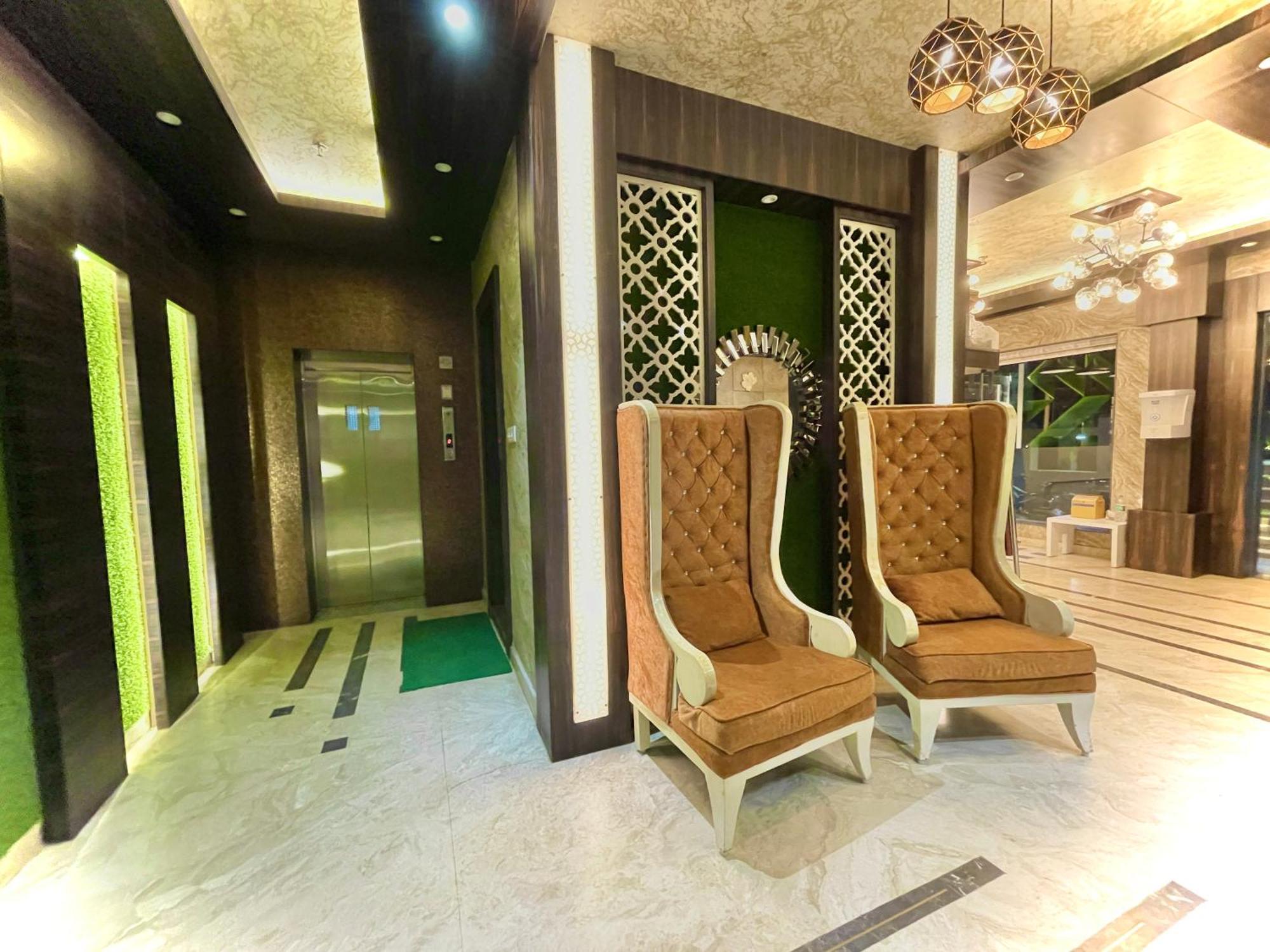 Hotel Kuber Palace ! Puri Near-Sea-Beach-And-Temple Fully-Air-Conditioned-Hotel With-Lift-And-Parking-Facility ภายนอก รูปภาพ