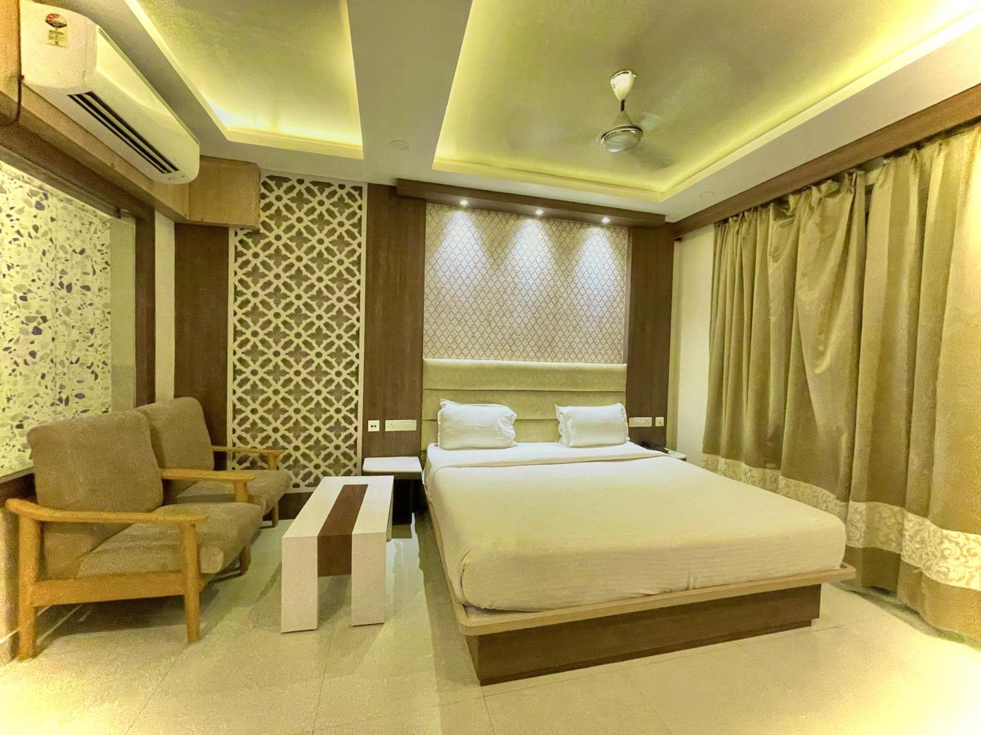 Hotel Kuber Palace ! Puri Near-Sea-Beach-And-Temple Fully-Air-Conditioned-Hotel With-Lift-And-Parking-Facility ภายนอก รูปภาพ