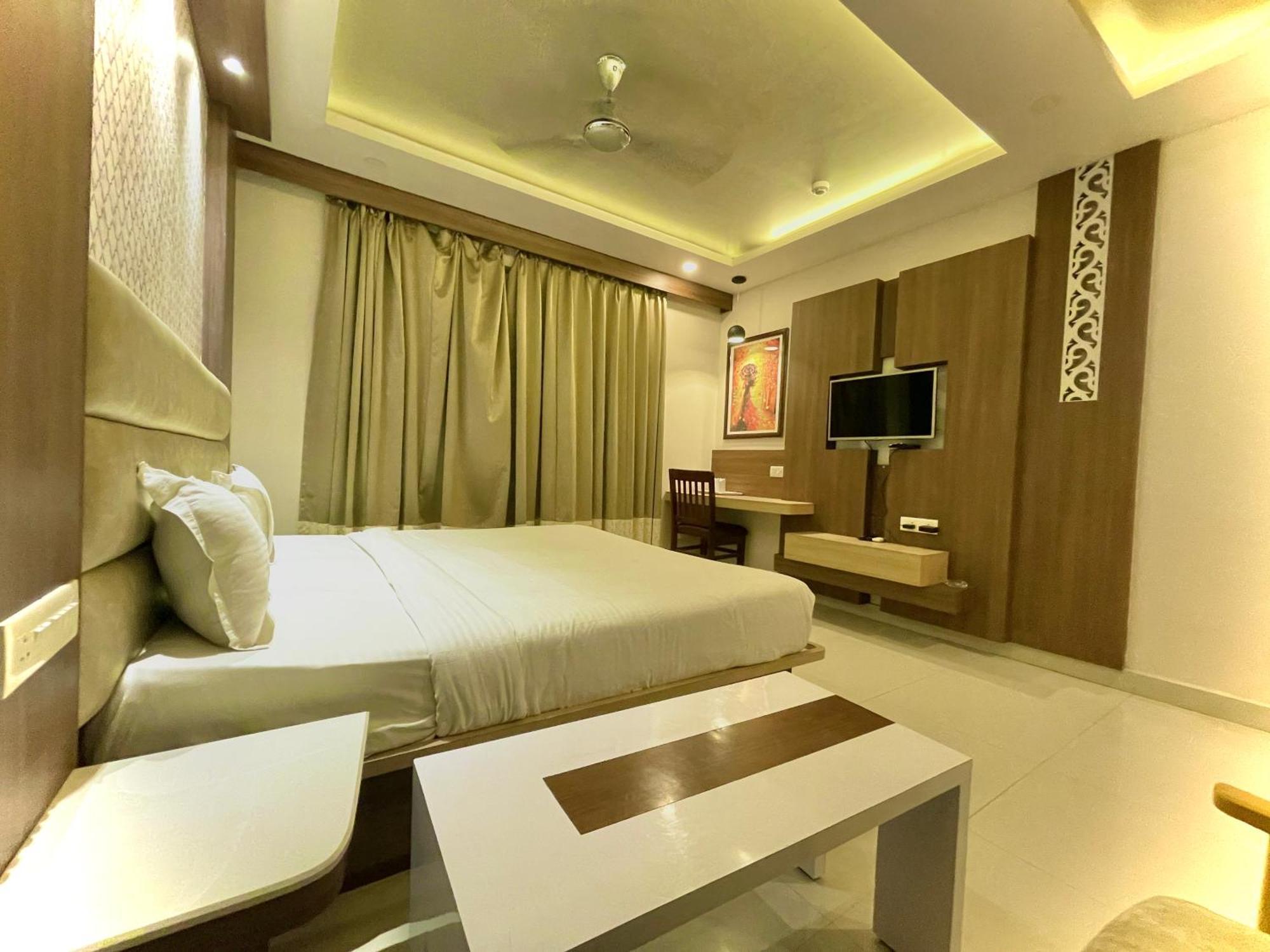 Hotel Kuber Palace ! Puri Near-Sea-Beach-And-Temple Fully-Air-Conditioned-Hotel With-Lift-And-Parking-Facility ภายนอก รูปภาพ