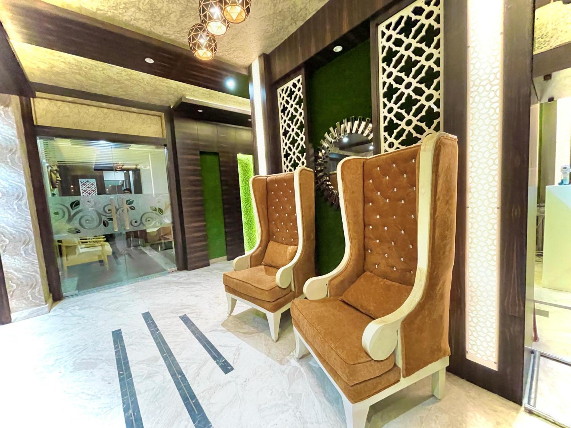 Hotel Kuber Palace ! Puri Near-Sea-Beach-And-Temple Fully-Air-Conditioned-Hotel With-Lift-And-Parking-Facility ภายนอก รูปภาพ