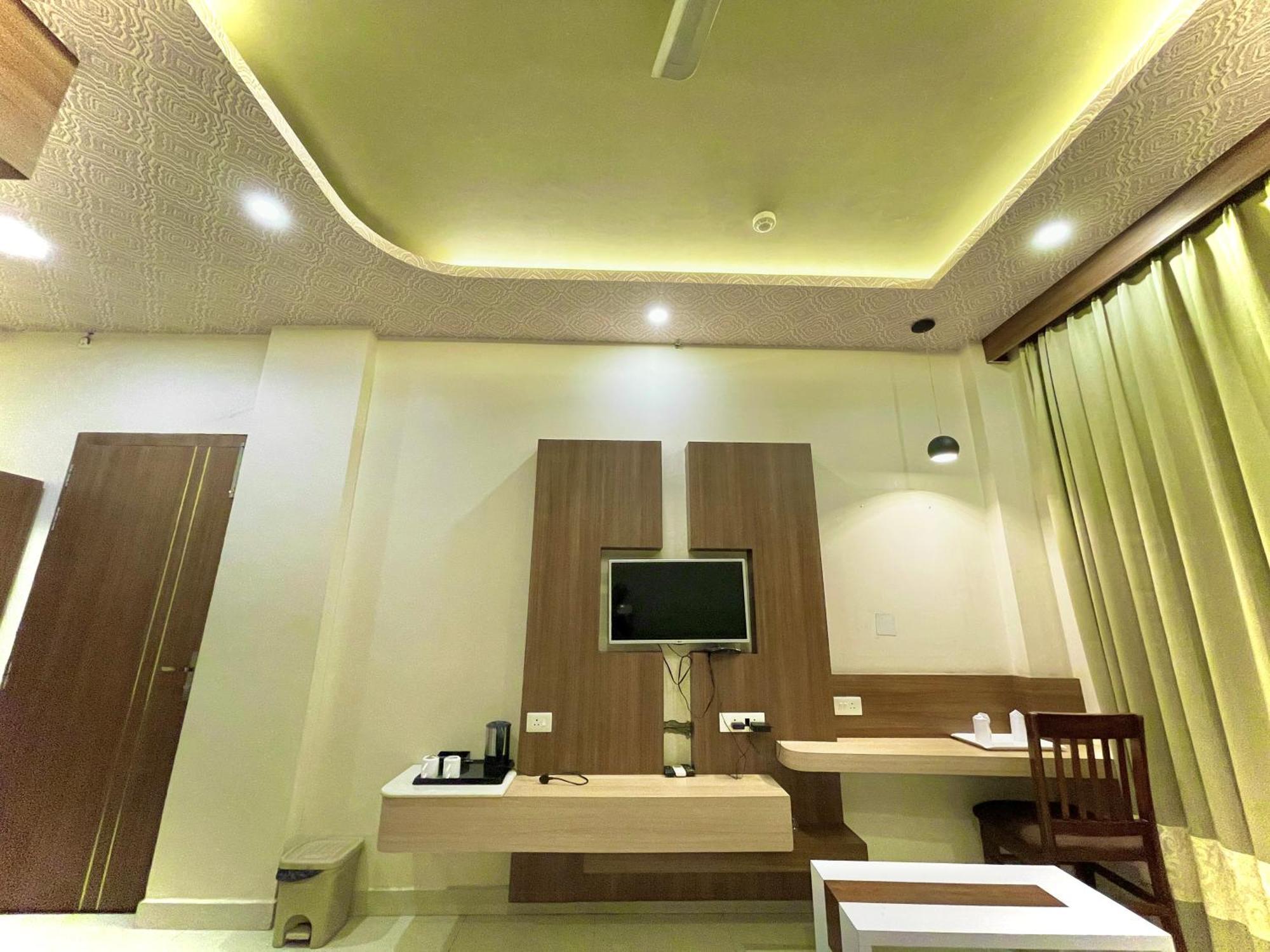 Hotel Kuber Palace ! Puri Near-Sea-Beach-And-Temple Fully-Air-Conditioned-Hotel With-Lift-And-Parking-Facility ภายนอก รูปภาพ