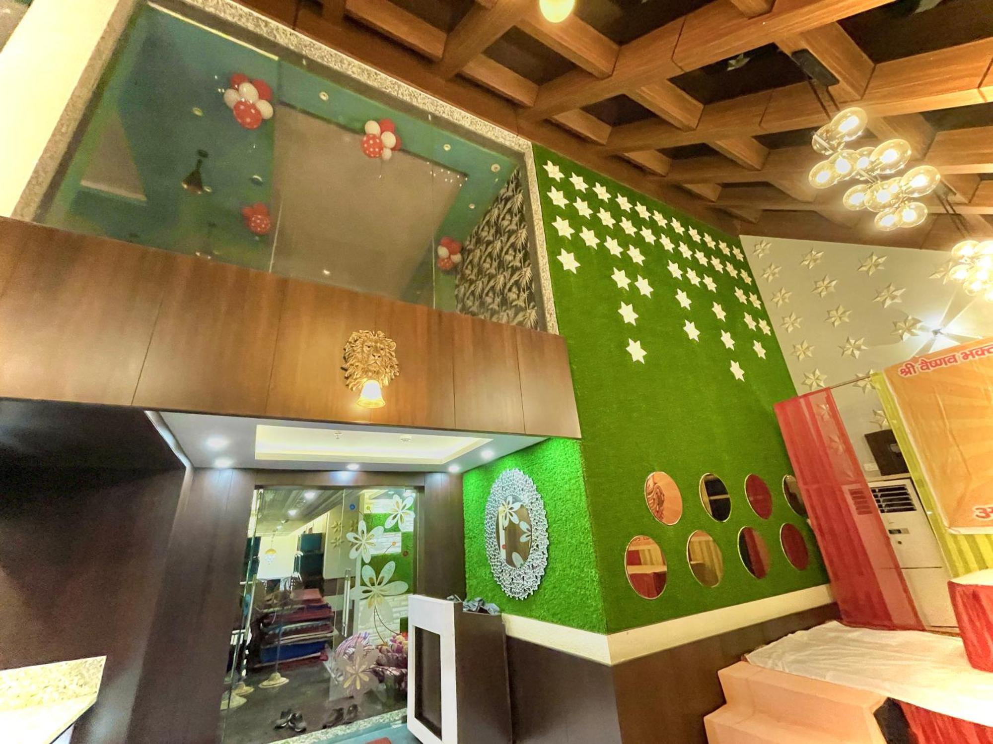 Hotel Kuber Palace ! Puri Near-Sea-Beach-And-Temple Fully-Air-Conditioned-Hotel With-Lift-And-Parking-Facility ภายนอก รูปภาพ