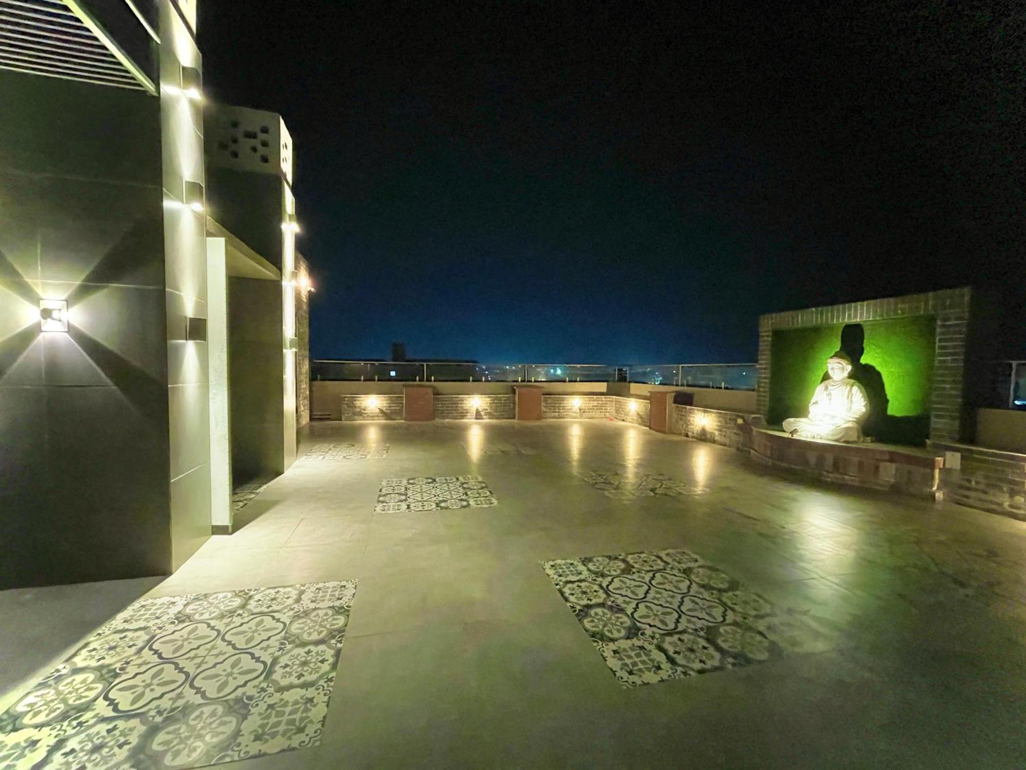 Hotel Kuber Palace ! Puri Near-Sea-Beach-And-Temple Fully-Air-Conditioned-Hotel With-Lift-And-Parking-Facility ภายนอก รูปภาพ