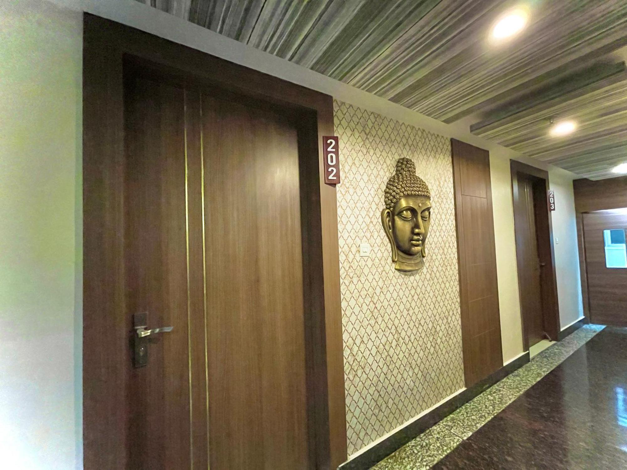 Hotel Kuber Palace ! Puri Near-Sea-Beach-And-Temple Fully-Air-Conditioned-Hotel With-Lift-And-Parking-Facility ภายนอก รูปภาพ