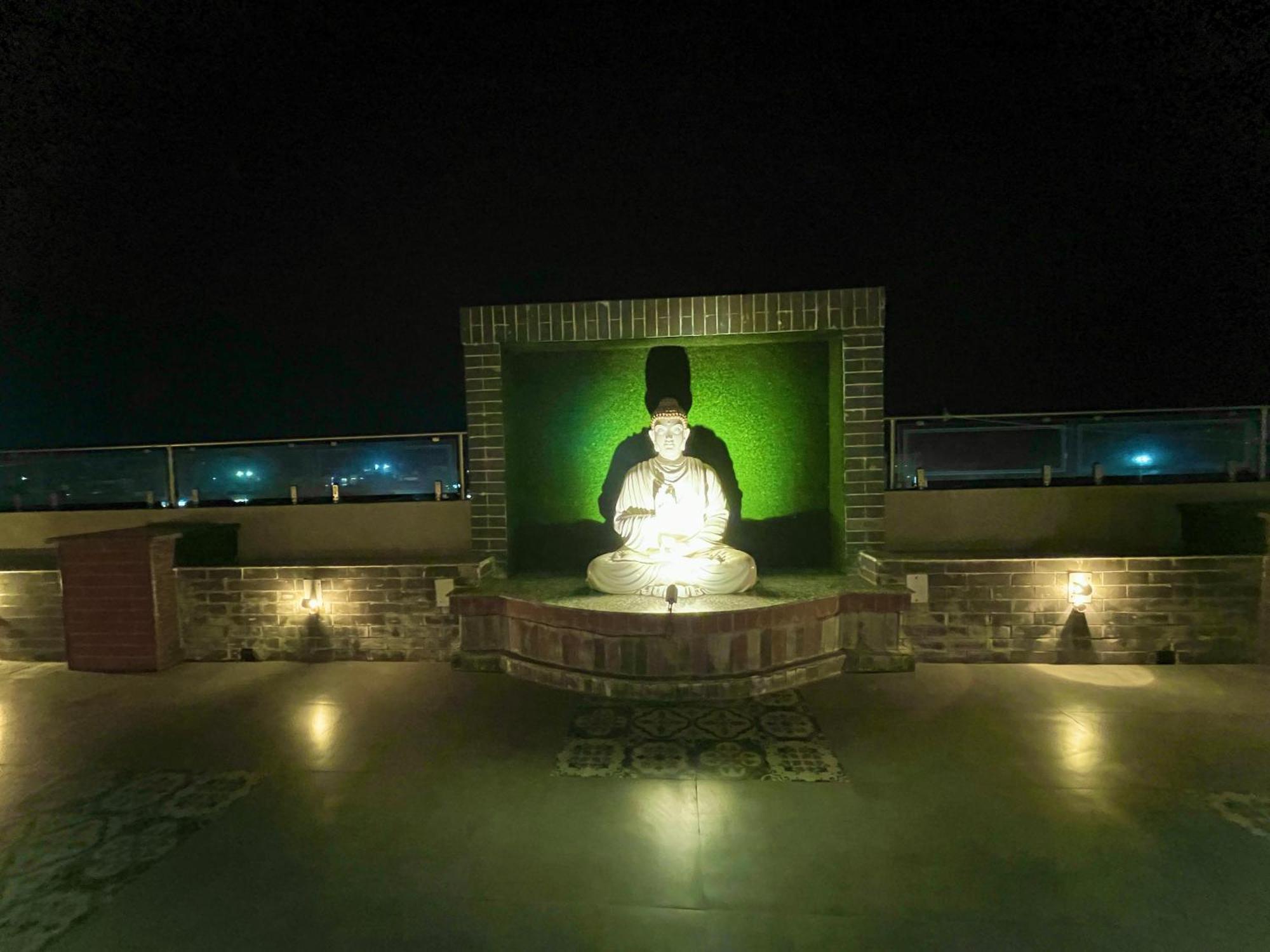 Hotel Kuber Palace ! Puri Near-Sea-Beach-And-Temple Fully-Air-Conditioned-Hotel With-Lift-And-Parking-Facility ภายนอก รูปภาพ