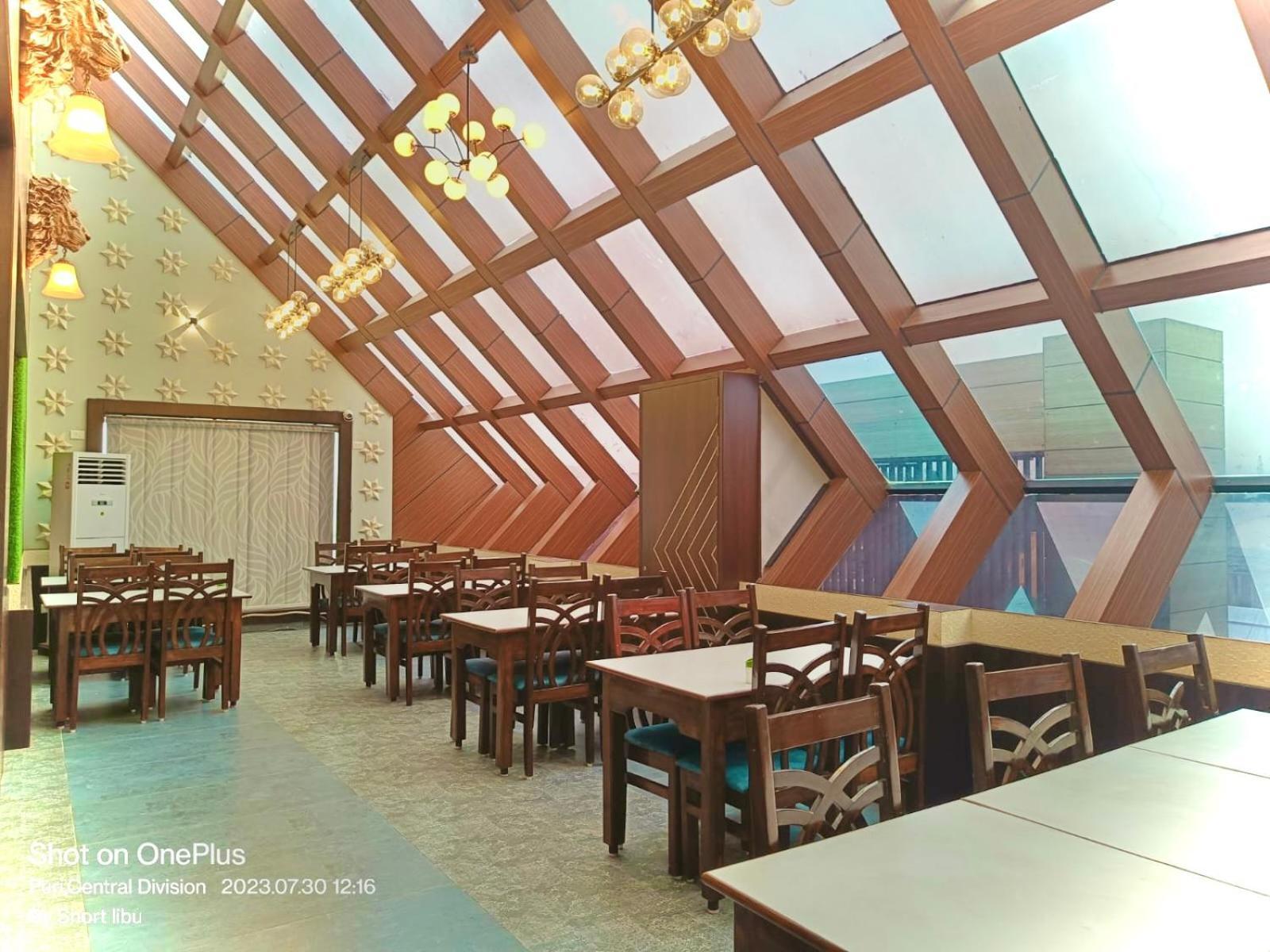 Hotel Kuber Palace ! Puri Near-Sea-Beach-And-Temple Fully-Air-Conditioned-Hotel With-Lift-And-Parking-Facility ภายนอก รูปภาพ