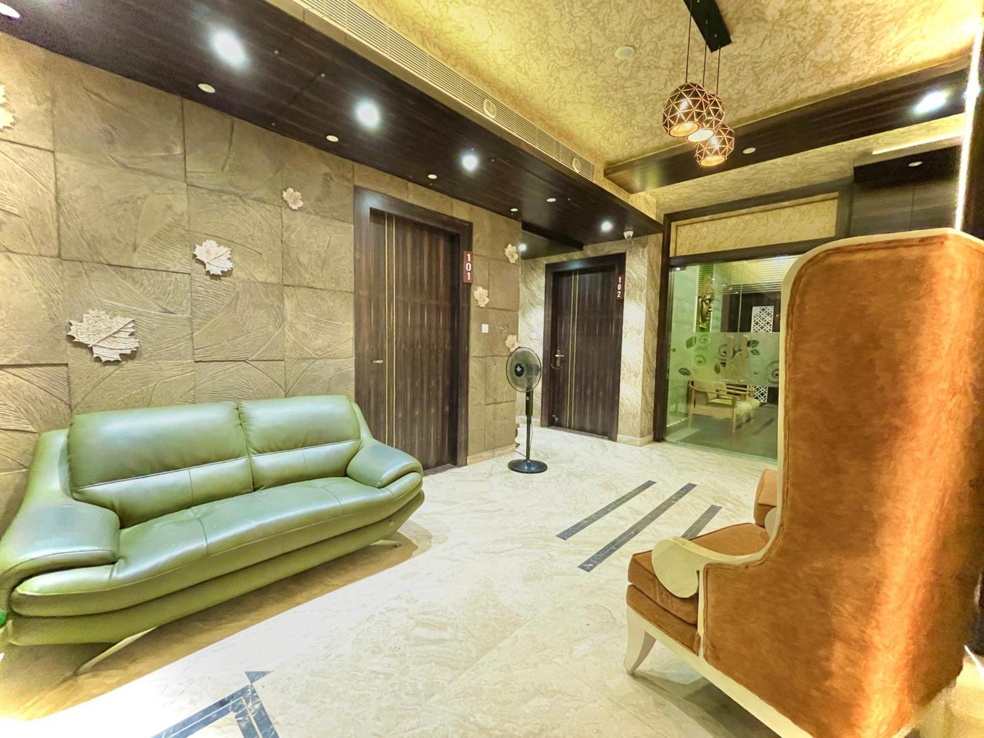 Hotel Kuber Palace ! Puri Near-Sea-Beach-And-Temple Fully-Air-Conditioned-Hotel With-Lift-And-Parking-Facility ภายนอก รูปภาพ