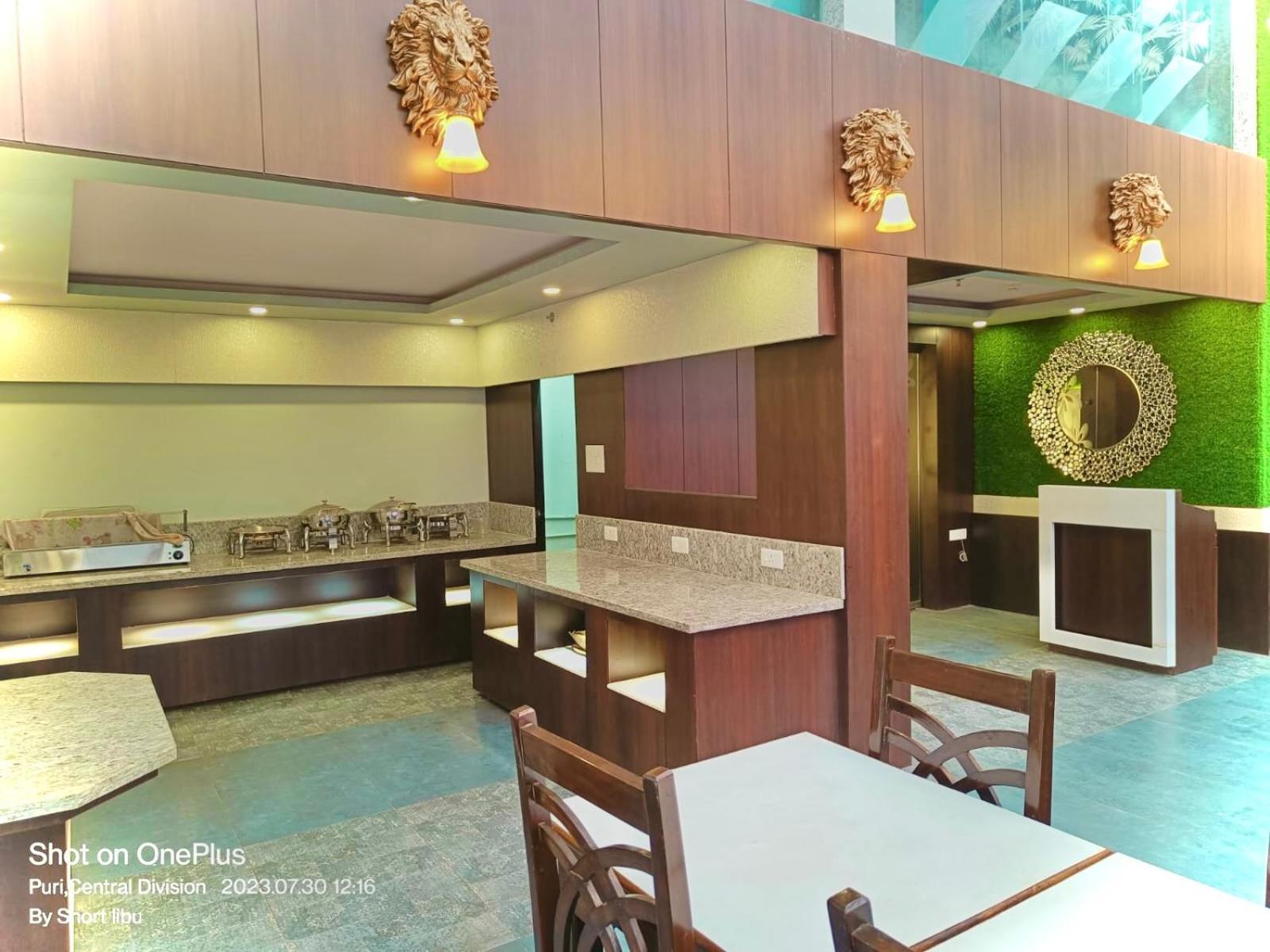 Hotel Kuber Palace ! Puri Near-Sea-Beach-And-Temple Fully-Air-Conditioned-Hotel With-Lift-And-Parking-Facility ภายนอก รูปภาพ