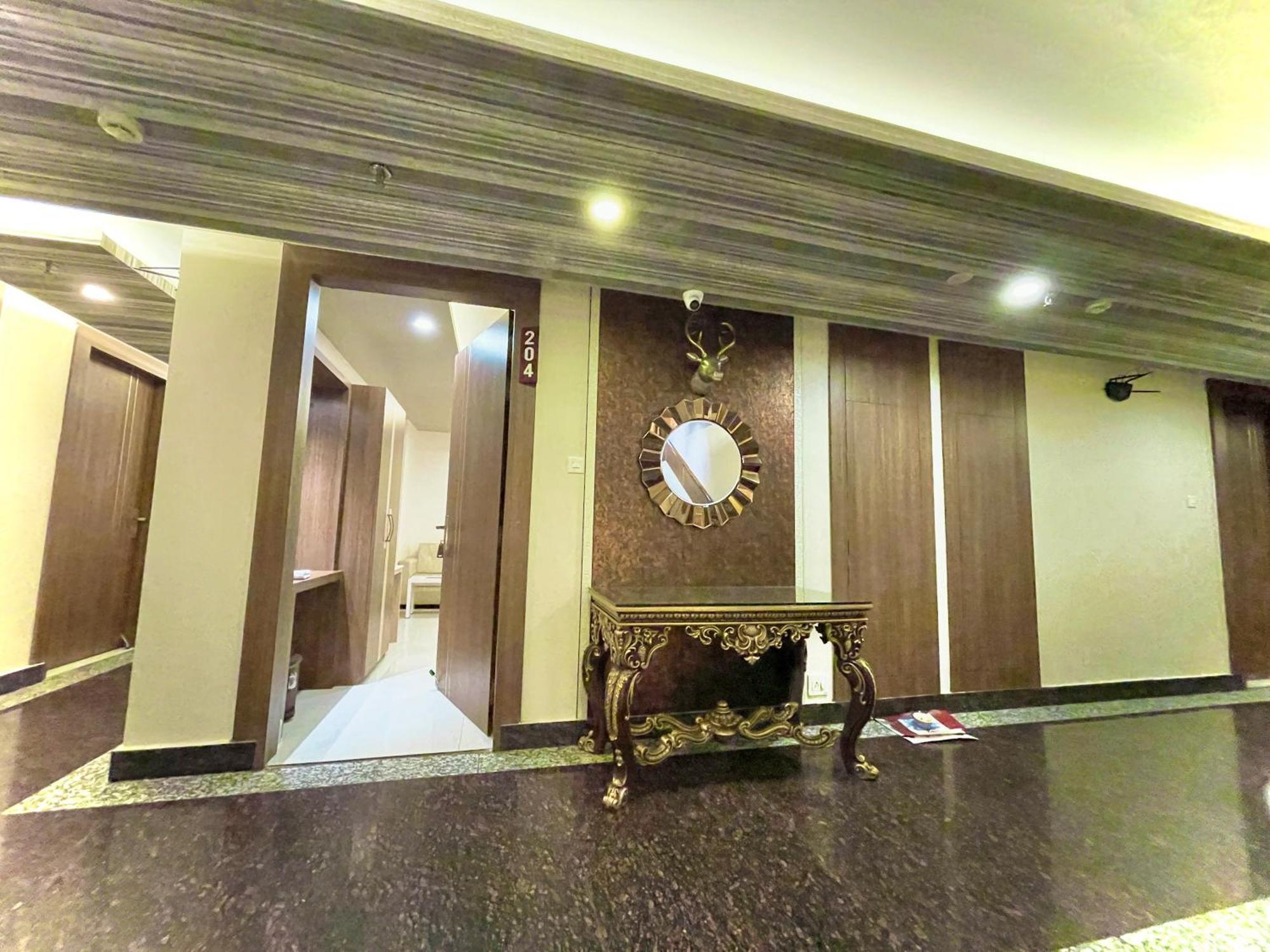 Hotel Kuber Palace ! Puri Near-Sea-Beach-And-Temple Fully-Air-Conditioned-Hotel With-Lift-And-Parking-Facility ภายนอก รูปภาพ