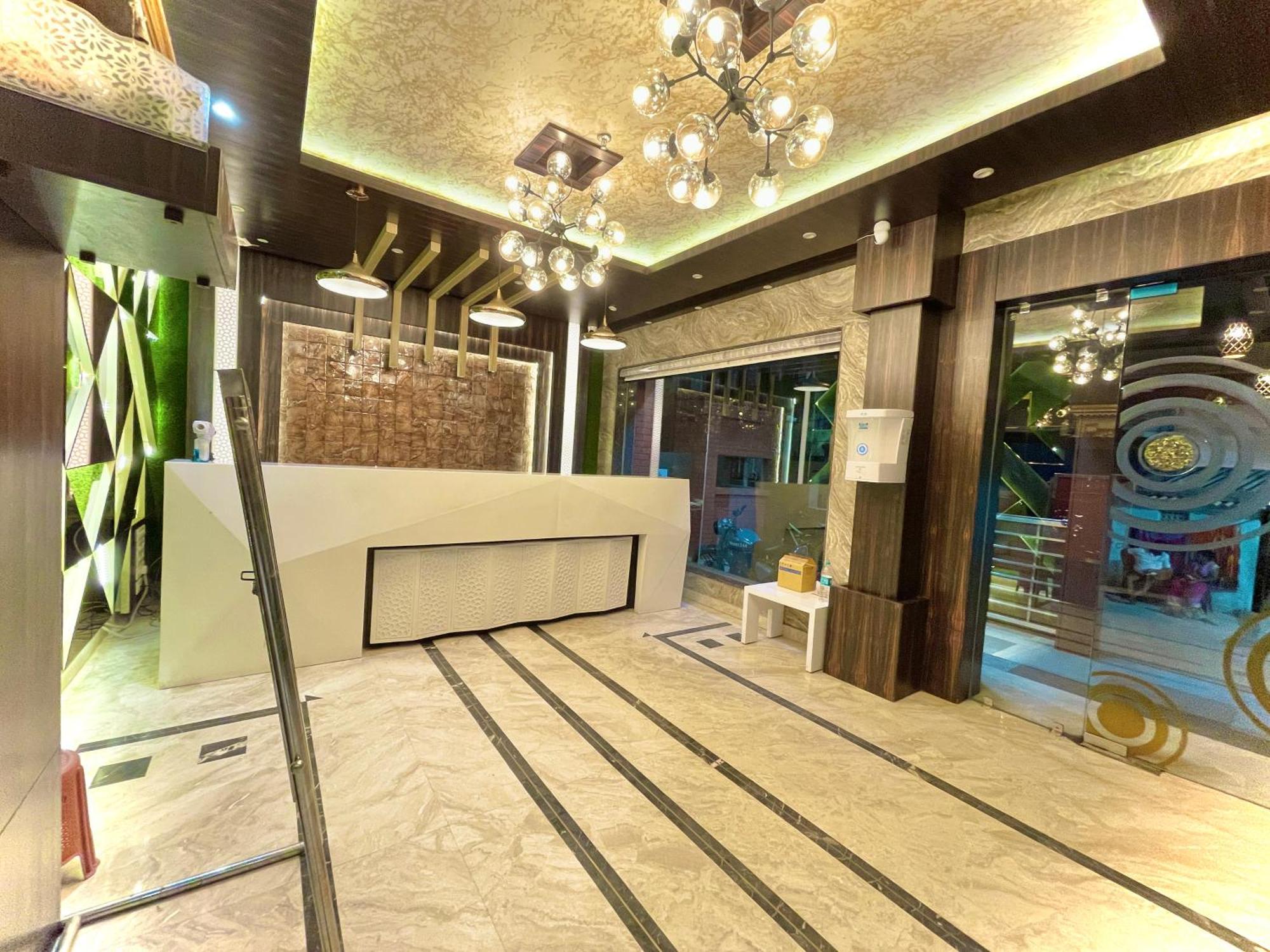 Hotel Kuber Palace ! Puri Near-Sea-Beach-And-Temple Fully-Air-Conditioned-Hotel With-Lift-And-Parking-Facility ภายนอก รูปภาพ